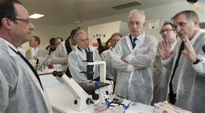 French President Francois Hollande in the lab